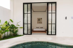 Deluxe villa, 2 slaapkamers, uitzicht op zwembad | 2 slaapkamers, een strijkplank/strijkijzer, babybedden, gratis wifi