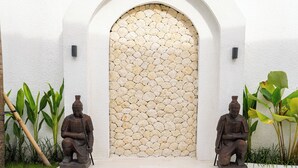 A statue of a seated figure in front of a stone wall with an arched entrance. - Tropical 2BR Private Villa, 6min Pererenan Beach (Munggu)