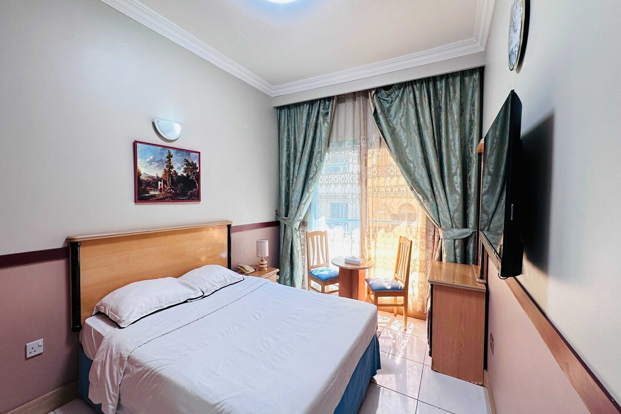 1 Schlafzimmer, Schreibtisch, Bettwäsche