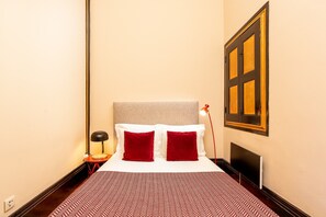 1 chambre, fer et planche à repasser