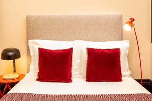 1 chambre, fer et planche à repasser