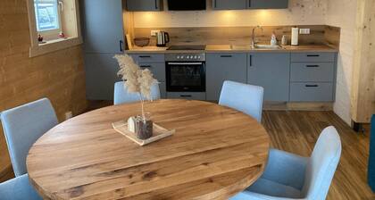 Cozy wooden house on the airpark. Quiet location and family-friendly