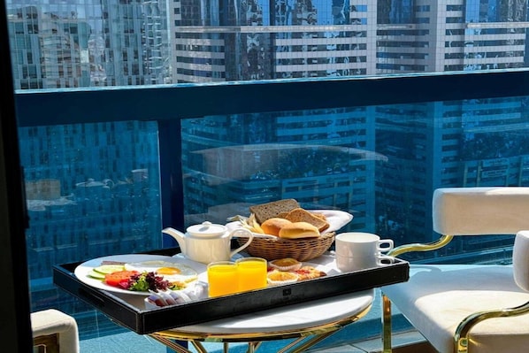 Outdoor dining - Luxury Twin, Royal Reflections (Dubai)