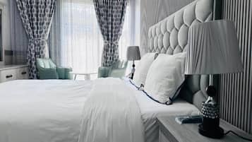 1 sovrum, skrivbord och sängkläder