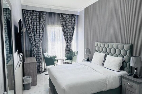 1 Schlafzimmer, Schreibtisch, Bettwäsche