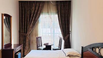 1 sovrum, skrivbord och sängkläder