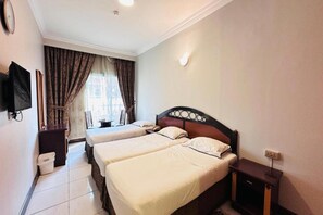 1 Schlafzimmer, Schreibtisch, Bettwäsche