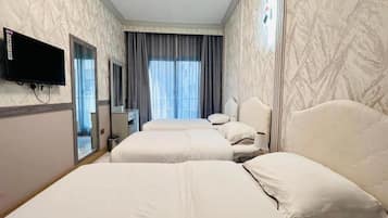 1 sovrum, skrivbord och sängkläder