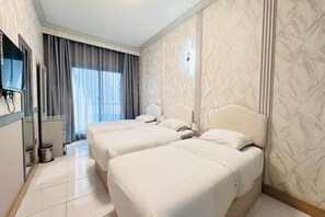 1 bedroom, desk, bed sheets