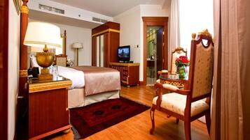 1 bedroom, desk, bed sheets