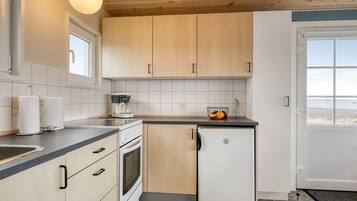 Kylskåp, ugn och grytor/köksredskap