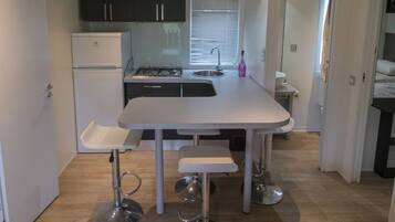 Mobile Familienunterkunft | Eigene Küche | Herdplatte, Kochgeschirr/Geschirr/Besteck