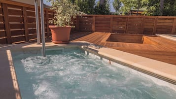 3 Außenpools, Sonnenschirme, Liegestühle