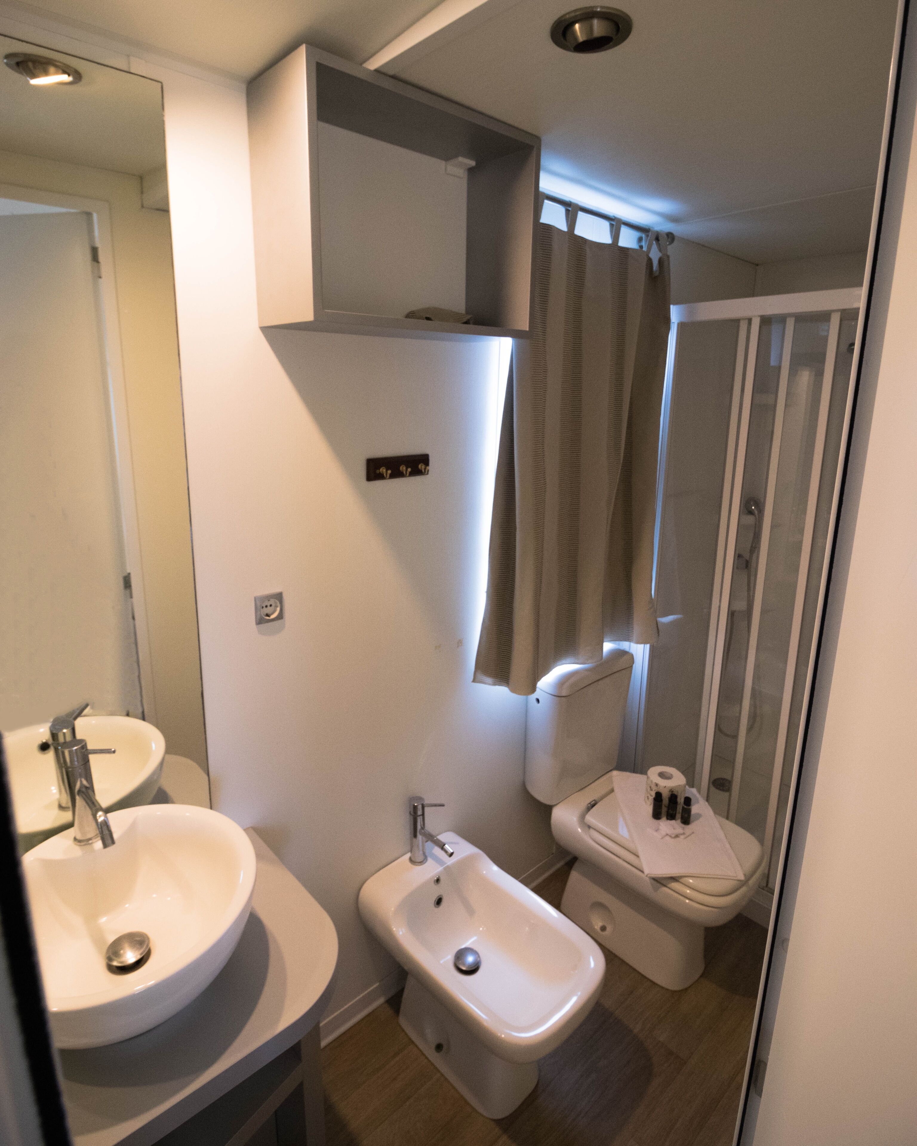 Un baño con lavamanos, bidé e inodoro.