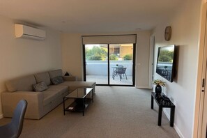 Smart TV - Two-bedroom apartment in Canberra City (Dickson)