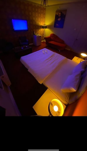 Deluxe Studio Suite, Garden View | Desk, laptop workspace, free WiFi