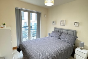 2 bedrooms, iron/ironing board, free WiFi, bed sheets - Spacious 2-bed Flat Next to Piccadilly Station (Manchester)