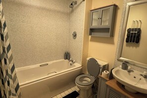 Apartment | Badezimmer | Duschwanne, Komfortbadewanne, Haartrockner, Handtücher