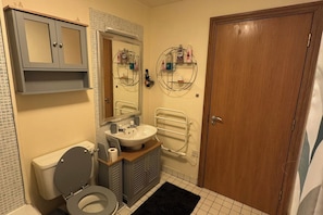 Apartment | Bathroom | Combined shower/bathtub, deep-soaking bathtub, hair dryer, towels - Spacious 2-bed Flat Next to Piccadilly Station (Manchester)