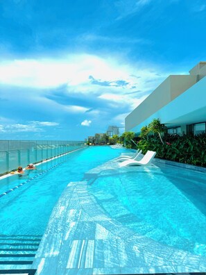 2 piscinas al aire libre, sombrillas, sillones reclinables de piscina