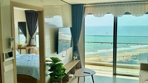ลักซ์ชัวรี่อพาร์ทเมนท์, 3 ห้องนอน, ระเบียง, วิวทะเล | บริเวณนั่งเล่น | สมาร์ททีวี 42 นิ้ว พร้อมช่องเคเบิล