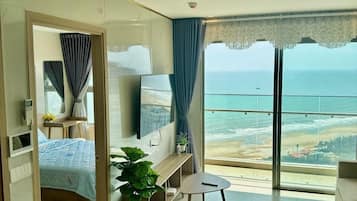 Luxury-Apartment, 3 Schlafzimmer, Balkon, Meerblick | Wohnbereich | 42-Zoll-Smart-TV mit Kabelempfang