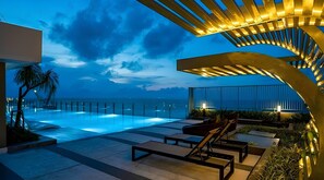 2 piscinas al aire libre, sombrillas, sillones reclinables de piscina