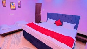Een slaapkamer met een bed, een plafondventilator en een deur.