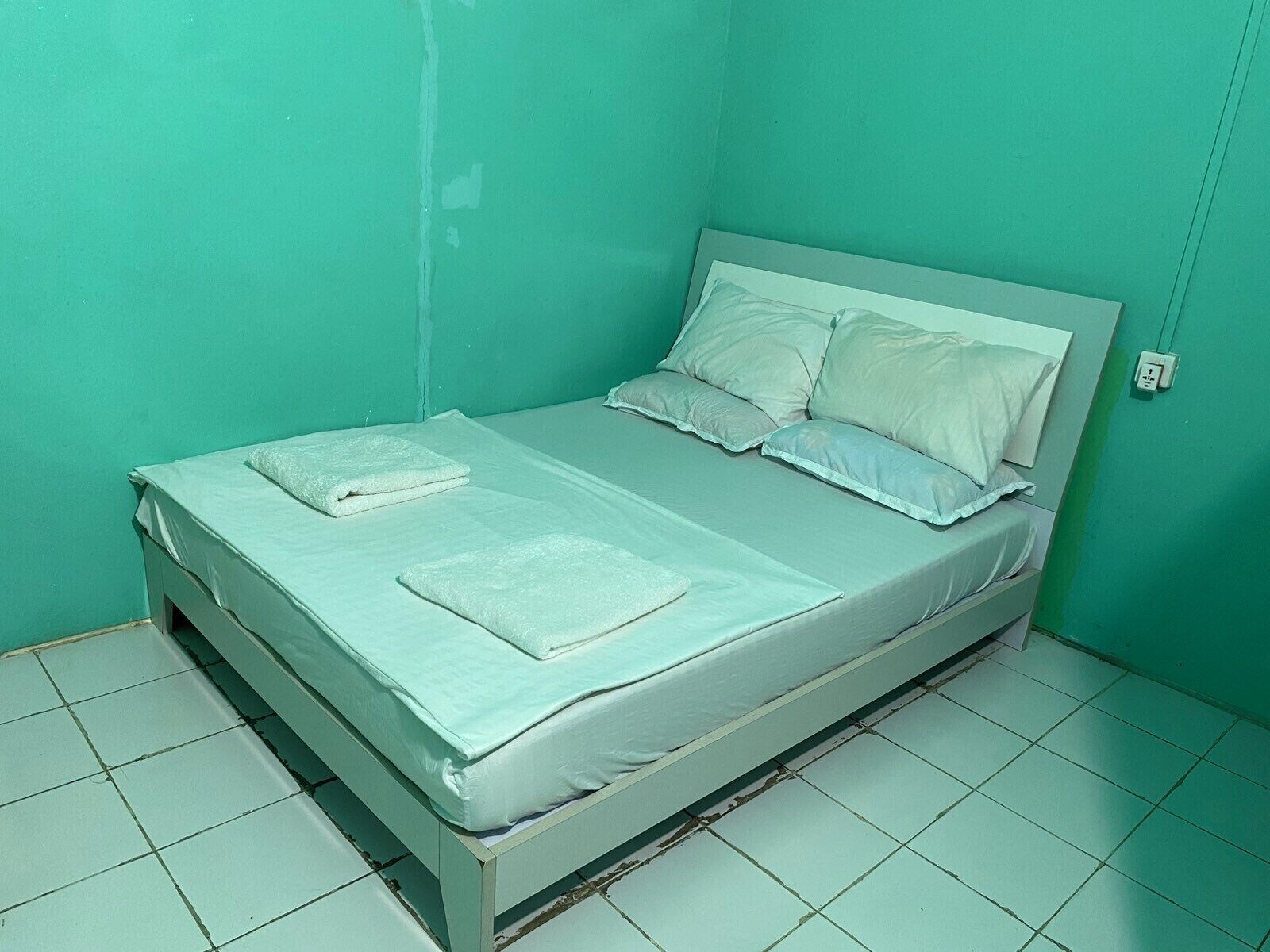 Deluxe Triple Room | Desk, iron/ironing board, free WiFi, bed sheets