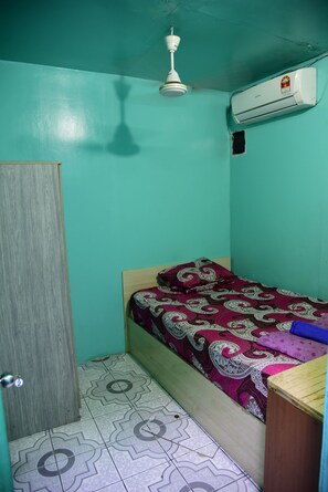 Desk, iron/ironing board, free WiFi, bed sheets - Wind Stay (Malé)