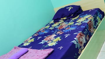 Habitación individual estándar | Escritorio, tabla de planchar con plancha, wifi gratis y ropa de cama