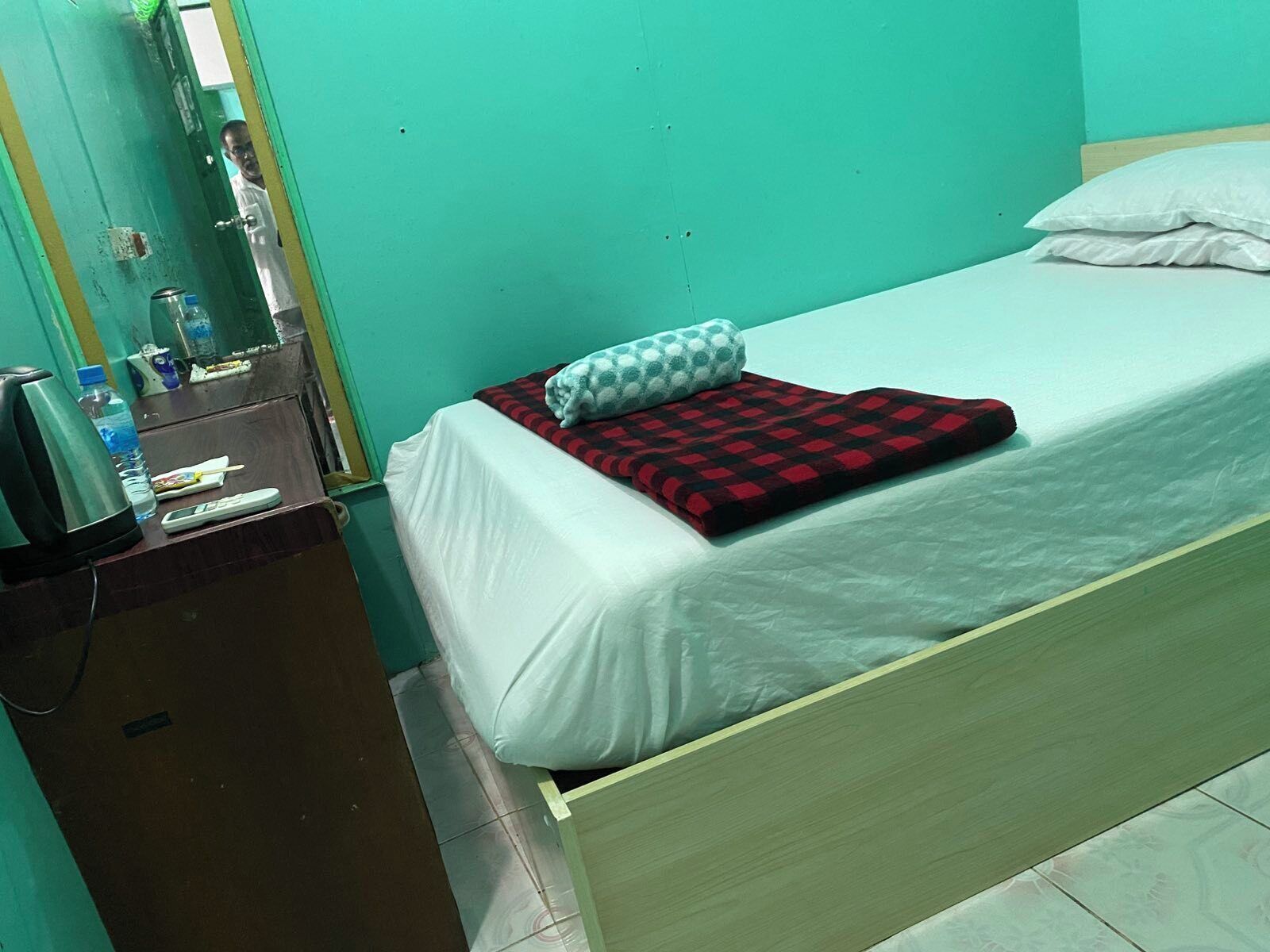 Standaard eenpersoonskamer | Een bureau, een strijkplank/strijkijzer, gratis wifi, beddengoed