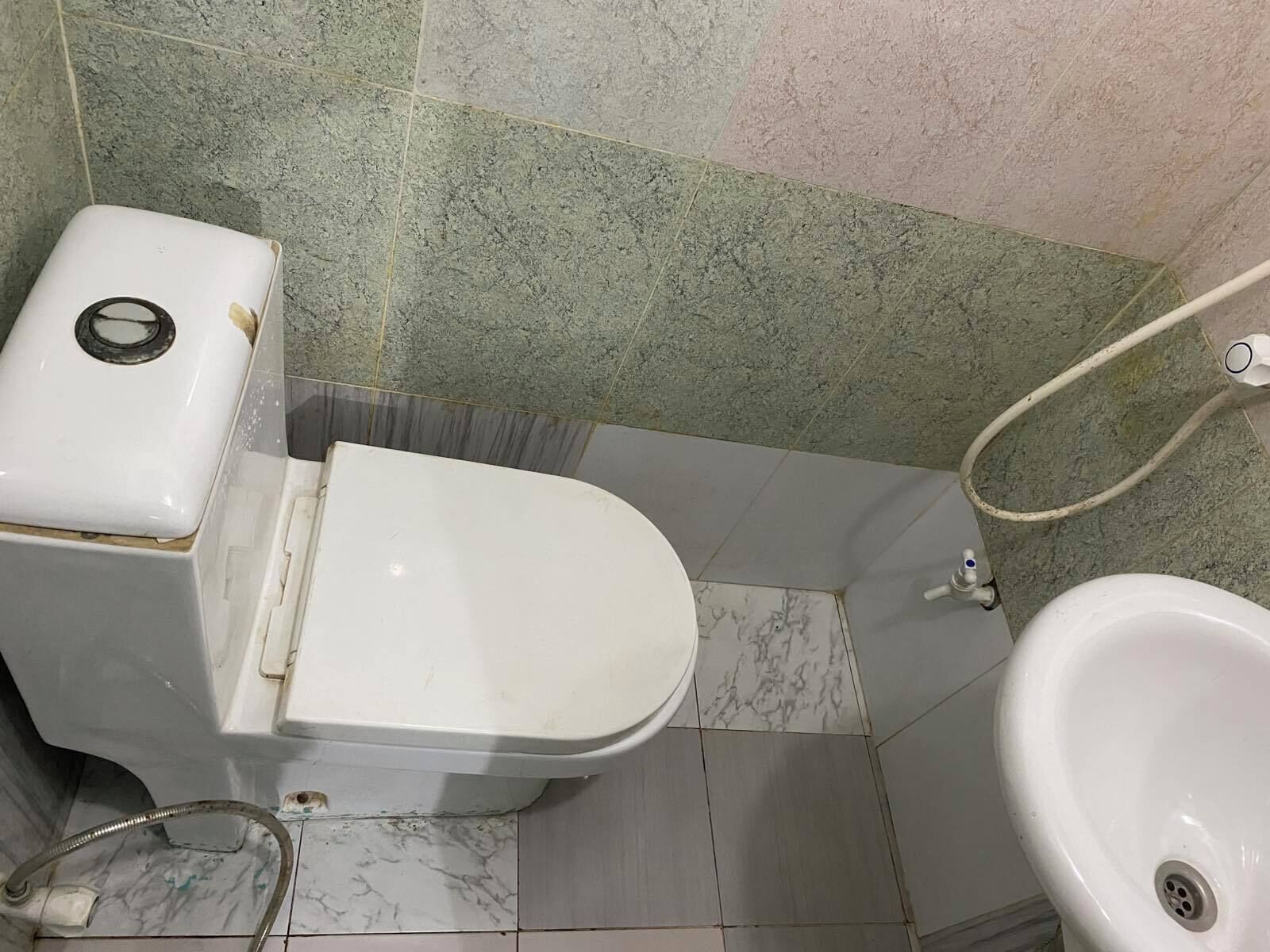Un baño con inodoro, bidé y lavamanos.