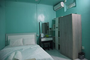 豪華三人房 | 書桌、熨斗/熨衣板、免費無線上網、床單