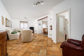 A spacious living room with a fireplace, a dining area, and a kitchen. - Family Apartment Monsa in Porec area, Istria (Mušalež)