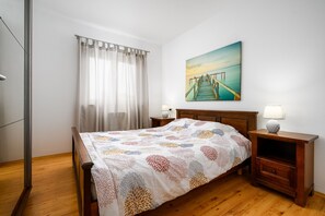 3 bedrooms, iron/ironing board, free WiFi, bed sheets