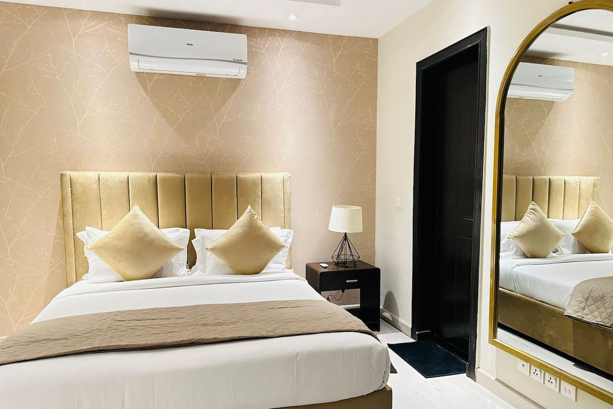 Signature Apartment | Individually decorated, laptop workspace, blackout drapes, soundproofing