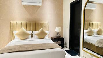 Leilighet – signature | Individuelt dekorert, skrivebord for bærbar PC og blendingsgardiner