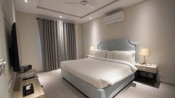 Enkeltrom – basic | Individuelt dekorert, skrivebord for bærbar PC og blendingsgardiner