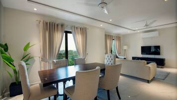 Deluxe Apartment | Dining room