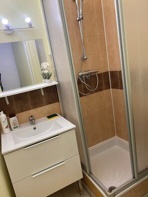 Haartrockner, HandtĂŒcher, Seife, Shampoo