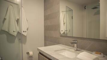 Douche, sèche-cheveux, serviettes fournies