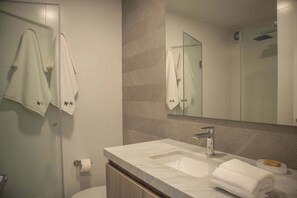 Suihku, hiustenkuivaaja, pyyhkeet