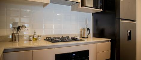 Frigorífic, microones, forn i placa de cuina