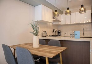 Kühlschrank, Mikrowelle, Herdplatte, Geschirrspüler