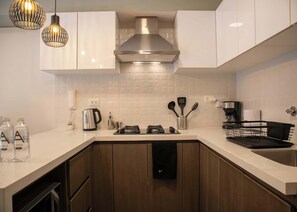 Fridge, microwave, stovetop, dishwasher