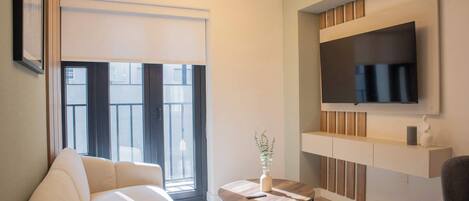 Una televisión, una oficina