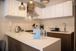 Réfrigérateur, micro-ondes, plaque de cuisson, lave-vaisselle