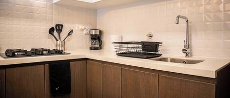 Fridge, microwave, stovetop, dishwasher