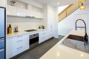 Køleskab, mikrobølgeovn, ovn, kogeplade